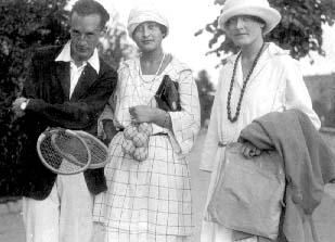 Май 1922. Светлана Зиверт с сестрой Татьяной и Владимиром Набоковым